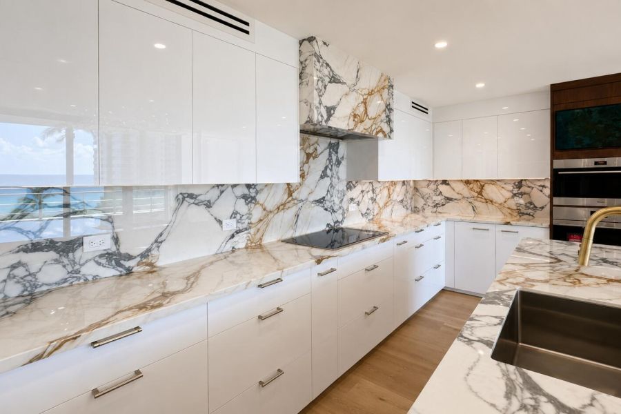 White Gloss Kitchen Bookmatched Marble – Sunshine Alliance