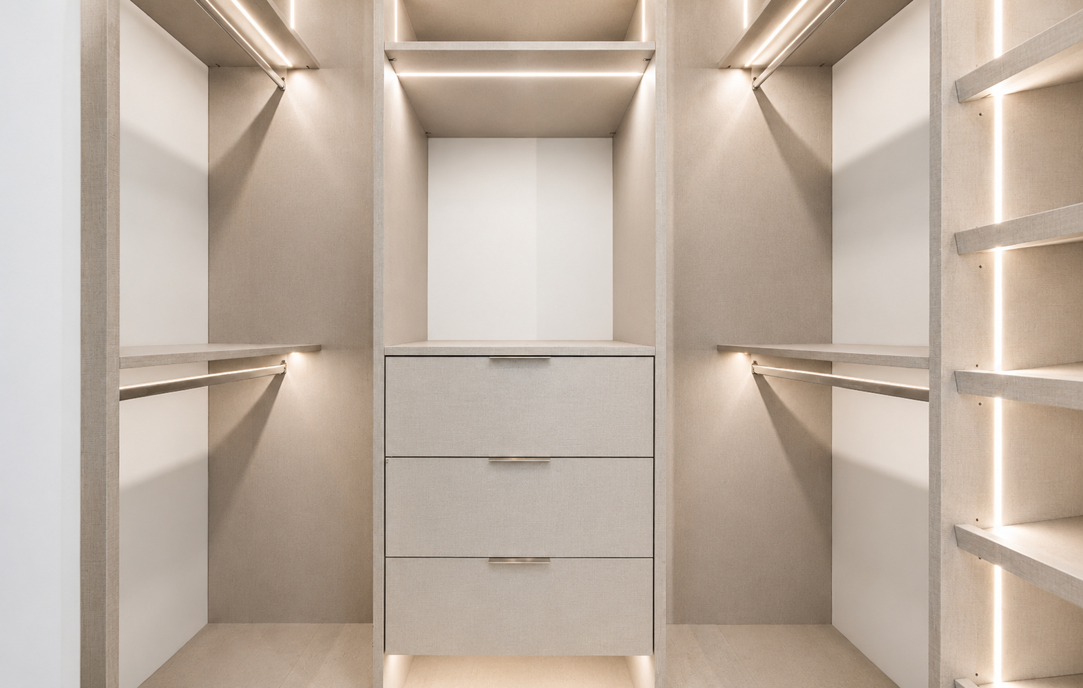 CL-004 Modern minimalist walk-in closet design