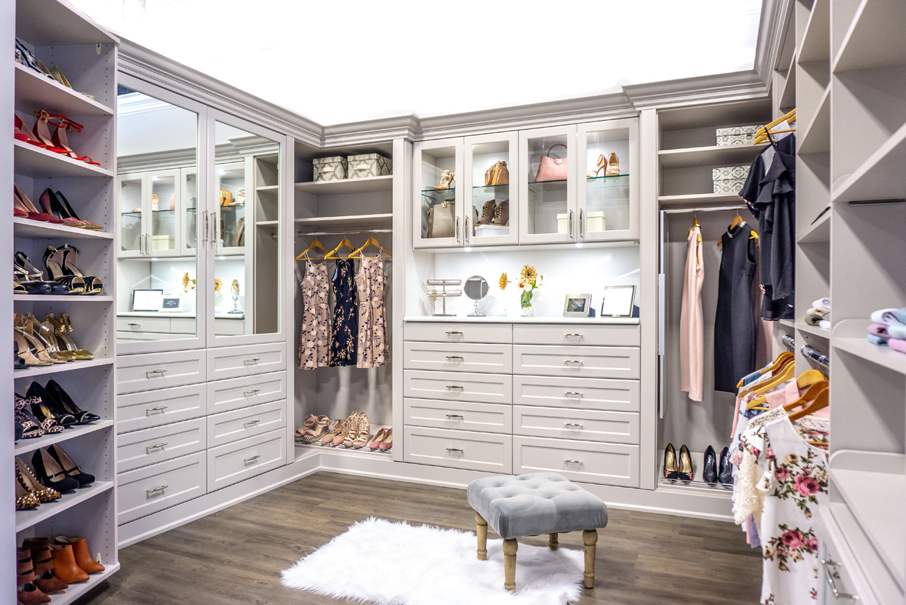 CL-013 walk-in closet with modern design