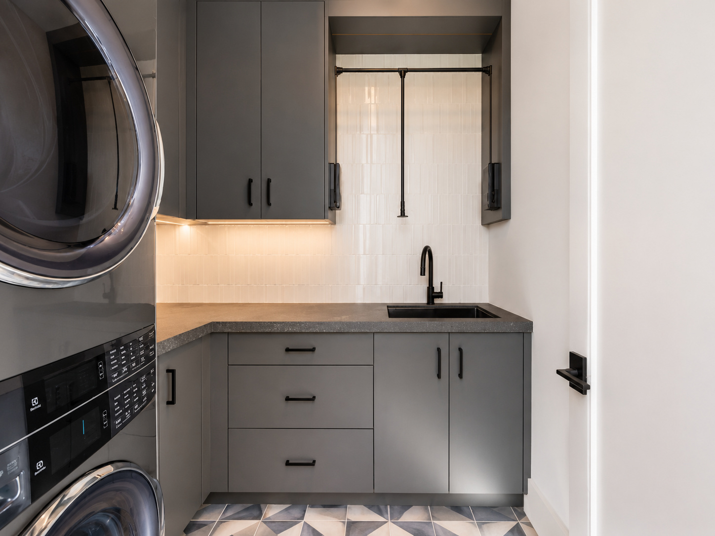 Minimalist modern laundry room design | Sunshine Alliance, Miami